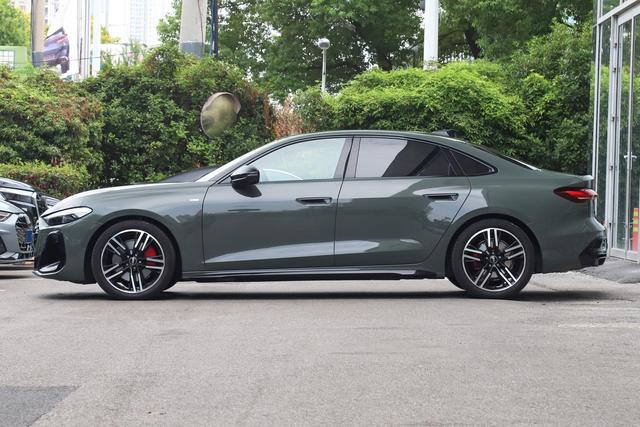 B级车选燃油还是新能源，奥迪A5L，华为辅助加持的燃油车是真的香