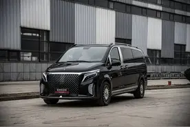 奔驰V级商务车，定位中型MPV，起售价42.98万元，克蒂圣姆峰上市图片