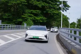 3系价格买电吸门/后轮转向/编程大灯 这车除了豪华还有啥实力？图片