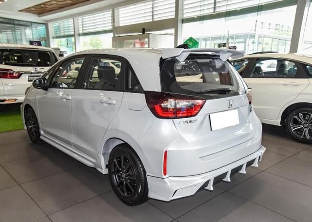 飞度的改装一直很火，包括这官方改装的无限MUGEN版