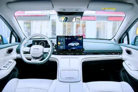 买家用车，注重舒适感！这款车，前排座椅可放平，躺着舒适图片