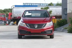 价钱便宜又省油的大5座代步车，空间很实用停车便捷，实拍宝骏310图片