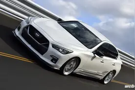 日产Q50破300Km/h极速 高速跑道刷极速图片