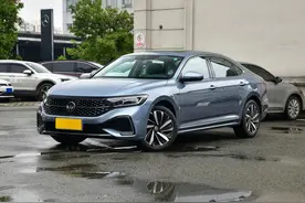 实拍2022款大众帕萨特，外观越来越年轻，17.99万起，竞争力如何图片