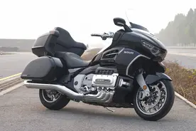 长城首款8缸摩托上市，马力153.6匹，极速210km/h，售218800元起图片