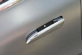 奔驰申请新专利，门把手上带块屏，网友：门把手也要内卷了图片