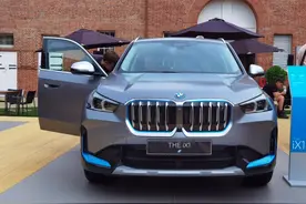 全新宝马iX1海外实拍，4.5米车长，双联屏，WLTP续航最高435公里图片