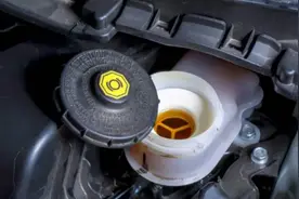 刹车油多久换一次？出现这两种情况，就要赶紧换了！图片