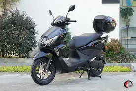 高配接近1.2万元，五羊本田NPF125通勤踏板，动力优化配备CBS/ABS图片