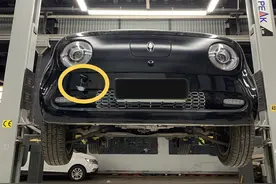 长城欧拉黑猫被救援，车主郁闷：摩托车轻轻一撞，右前轮就失控！图片