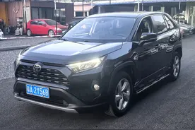 家用代步SUV新选择，2020款丰田RAV4荣放，一手车况仅售10.8万图片