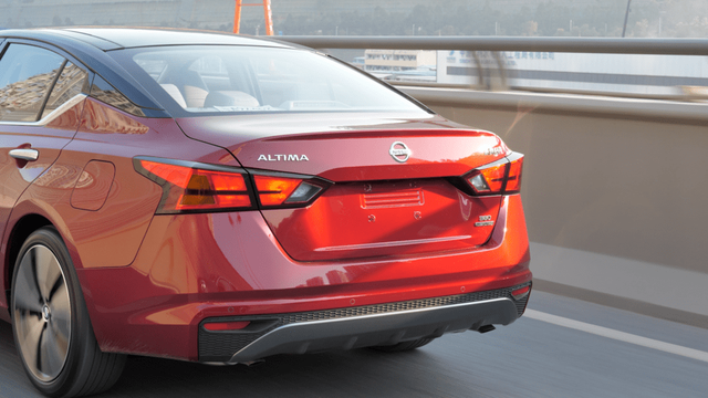 公认的舒适王！车长超4米9+祖传“大沙发”，日产天籁该怎么选？