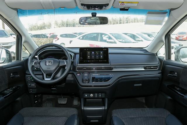 油耗6L出头，日系大7座家用MPV，宽敞舒适又耐用，实拍本田艾力绅