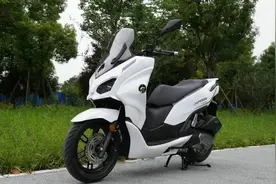 钱江卷不动了？QJMOTOR鸿150车型解读，进步肉眼可见图片