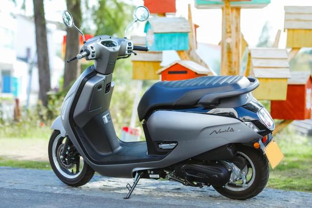 一万出头的高颜值本田复古踏板——新大洲本田NS125LA静态评测