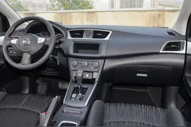 离谱！2025款轩逸经典入门款取消收音机，配卤素大灯织物座椅图片