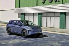 11万出头买个能当床车的启辰VX6  路人：就差个女友图片