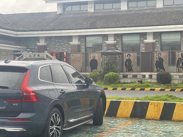 沃尔沃XC60雨季自驾雁楠公路：安全欣赏风景与开车经验分享