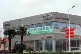 “我们也有纯电动，请往里进，免费试驾！”图片