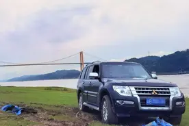 一个普通中年男人和他的越野车图片