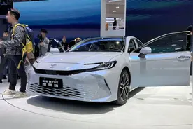 新一代丰田凯美瑞亮相广州车展！外观、内饰大变样图片