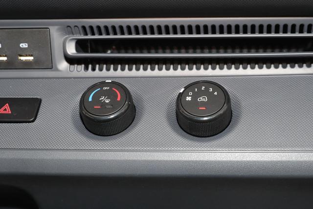 像被挤压拉高，2门1座，宽仅1.08米，来自五菱的快递小哥专用车