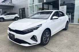 新款起亚K3实车到店，外观更漂亮，内饰升级，配1.5L和1.4T发动机图片