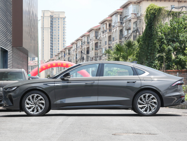 林肯Z新增车型正式上市！豪华舒适依旧，搭2.0T，售25.48万元起