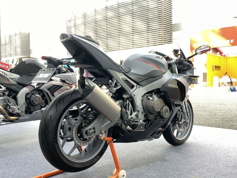 AW四缸仿赛首秀：低调却不失格调，国产少有专注赛道的真...5743|小老婆汽機車資訊網