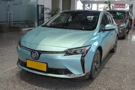 别克出品的纯电家用车，17.79万起，外观时尚配置高，解析微蓝6图片