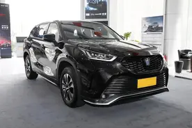 标配2.5L混动，百公里油耗5.3L，备受争议的皇冠陆放值得买吗？图片