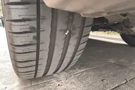 轮胎扎了可以拔钉子吗？这才是正确处理方式，做错了轮胎报废图片