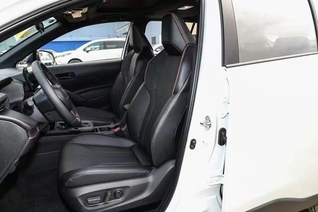 油耗4.56L标配丰田智行安全系统，26款卡罗拉锐放内外换新，香