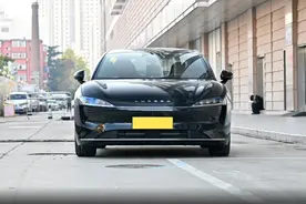 年轻人第一台轿跑如何选？小米SU7对比智界S7，到底谁更香？图片