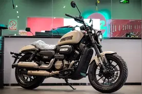 手自一体真好玩，钱江闪300AMT进店实拍｜照摩镜视频封面