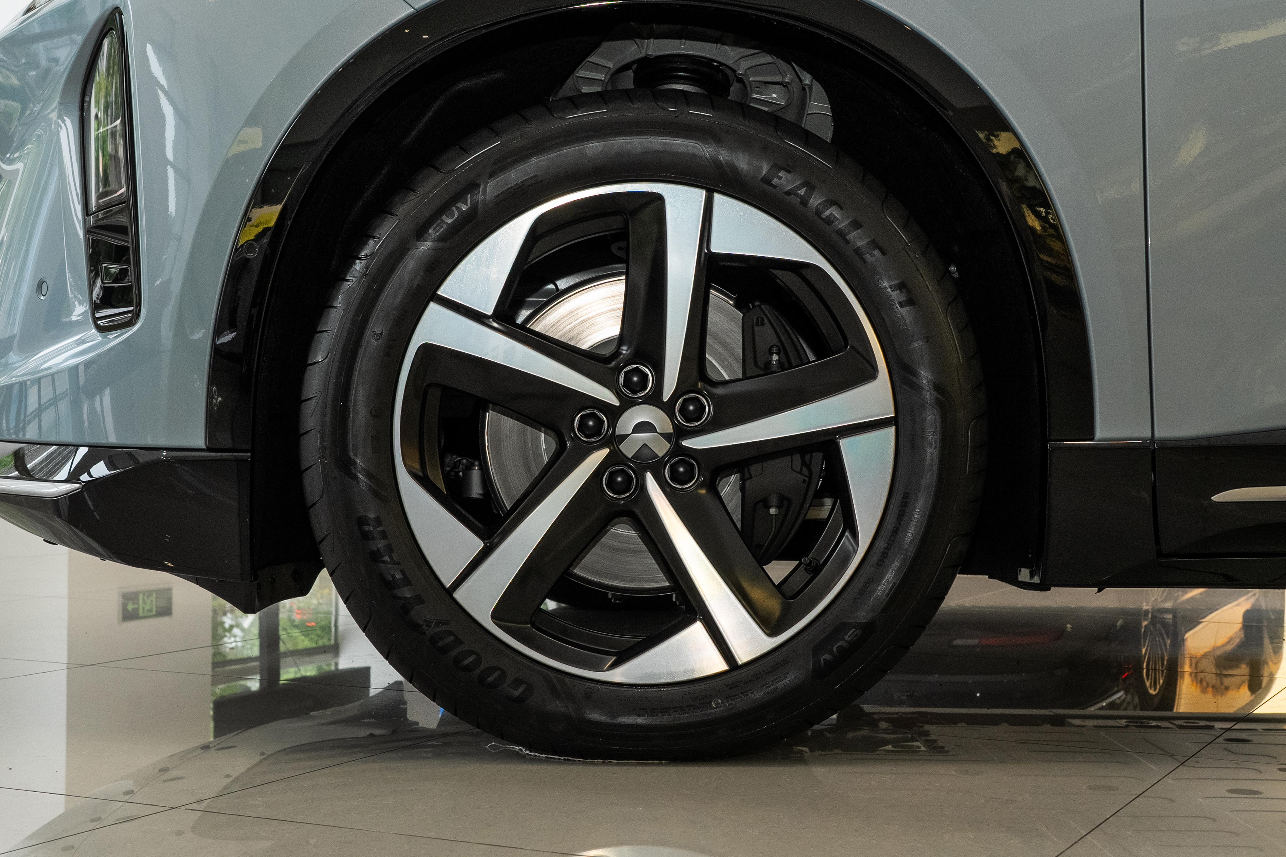 蔚来_2025款蔚来ES6硬件升级 15.6英寸3K AMOLED屏 35mm超柔软海绵座椅