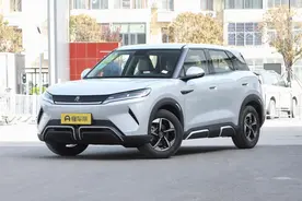 比亚迪元UP配置解读，造型潮酷，配小米SU7同款门把手，9.68万起图片