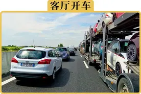 每年过年高速都堵车，第一辆车到底在干嘛？是不是在玩手机？图片