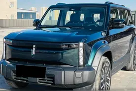 10万出头买四驱“方盒子”，车况好配置高，妥妥的准新车图片