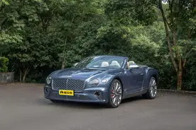 宾利欧陆，2门4座软顶敞篷车，座椅舒适，产品力表现良好图片