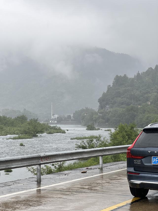 沃尔沃XC60雨季自驾雁楠公路：安全欣赏风景与开车经验分享