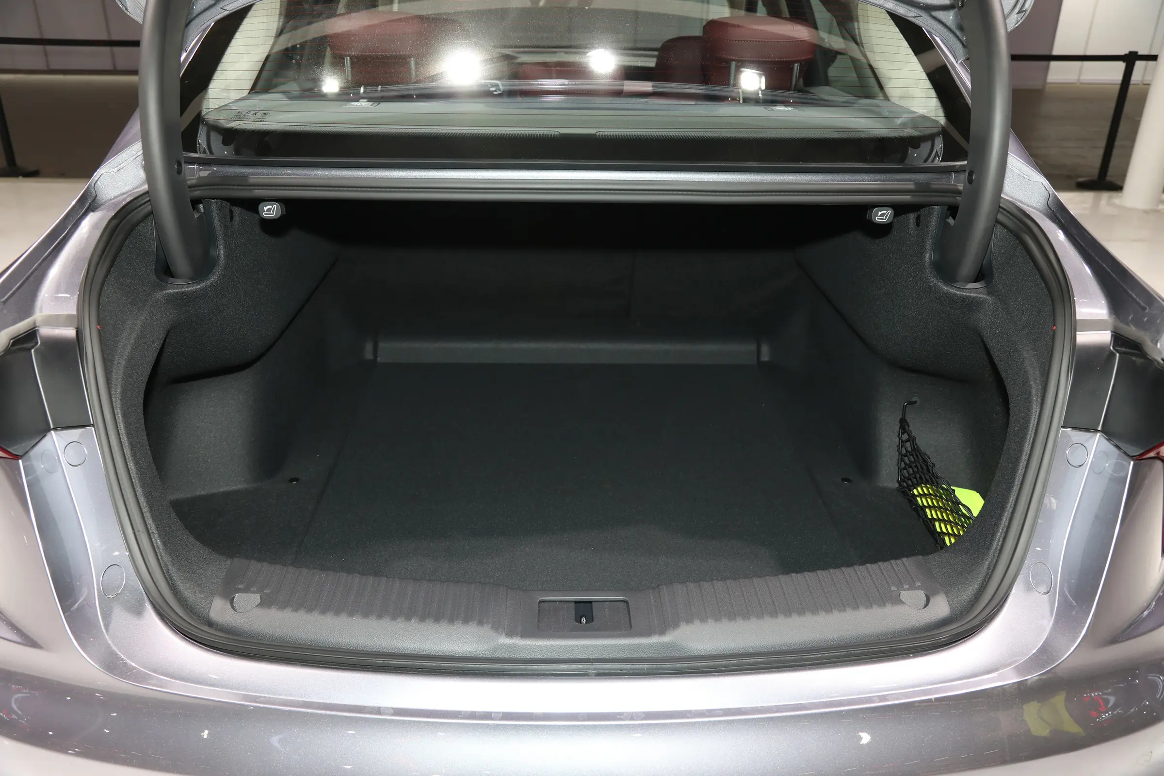 红旗豪华B级车跌破10万,长近5米,油耗6.2L,一个月卖出13857台(图8) 红旗豪华B级车跌破10万,长近5米,油耗6.2L,一个月卖出13857台(图8)