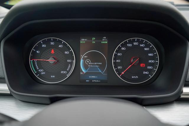 便宜高配电动家轿,续航421KM带快充,均衡好车,实拍比亚迪秦EV