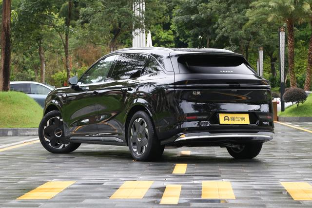 极氪7X：续航超700km，加速3.8s，标配800V，适合谁