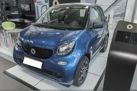 13.38万！smart fortwo：双色造型，外观可爱范，油耗4.4L图片