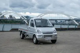 五菱又推出新车了，续航296km，每公里1毛钱，还能装载0.97吨货物图片