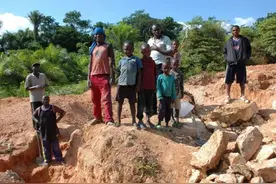在非洲挖锂矿的中国人图片