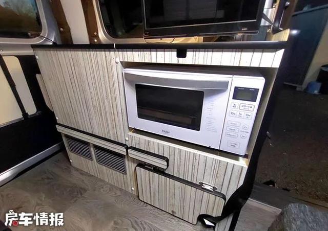 日产NV200床车，设计简单内藏双人床和厨房，周末露营比帐篷舒服