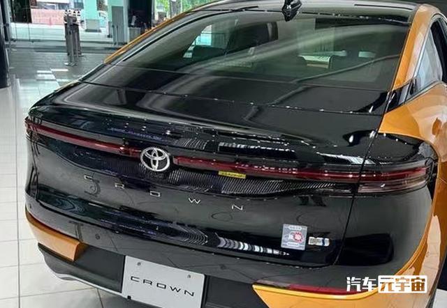 丰田全新皇冠跨界版实拍！10月进口国内销售，国产换汉兰达2.0T