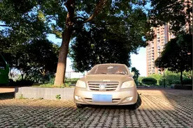 夏天车子停树下和太阳下暴晒，哪种更伤车？喵哥对比给你看图片